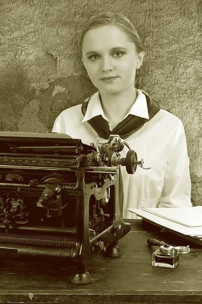 Menina agradável na máquina de escrever — Fotografia de Stock