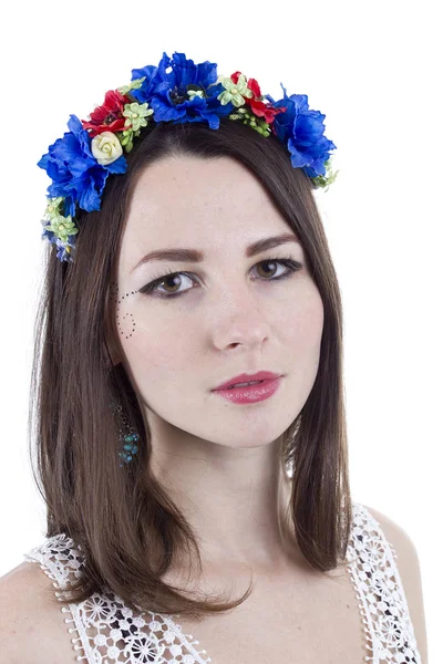 Retrato de uma menina em uma coroa de flores — Fotografia de Stock