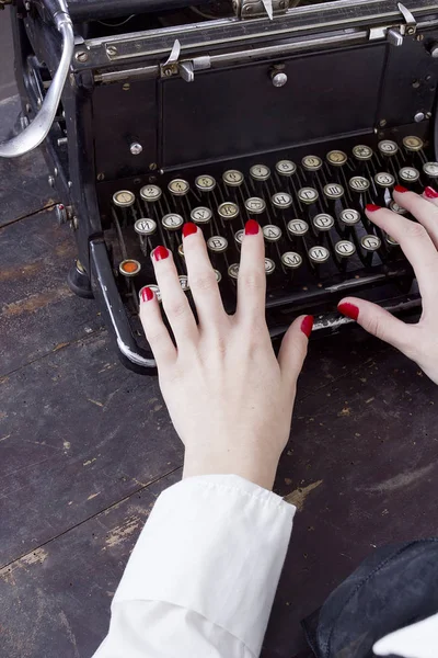 Egy fiatal nő kezében nyomtatott-ra egy írógép — Stock Fotó