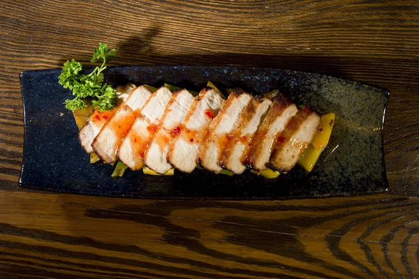 Fleisch auf dem asiatischen Gemüsekissen — Stockfoto