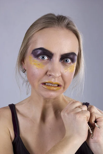 Portrait of a young woman greedy — Stock Photo, Image