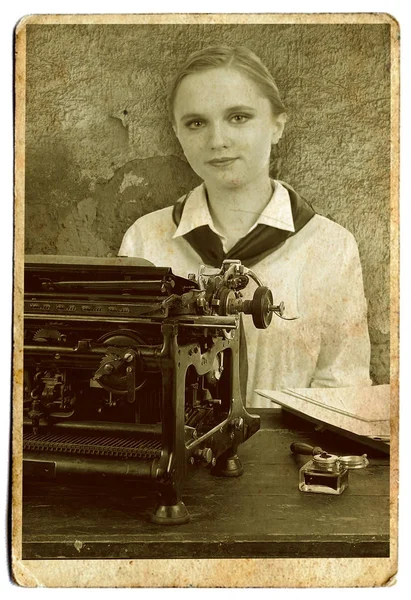 Jong meisje typist — Stockfoto
