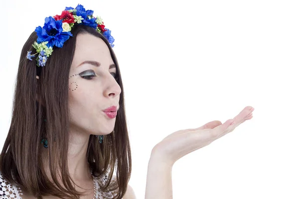 Jovem mulher bonita com coroa de flores na cabeça — Fotografia de Stock