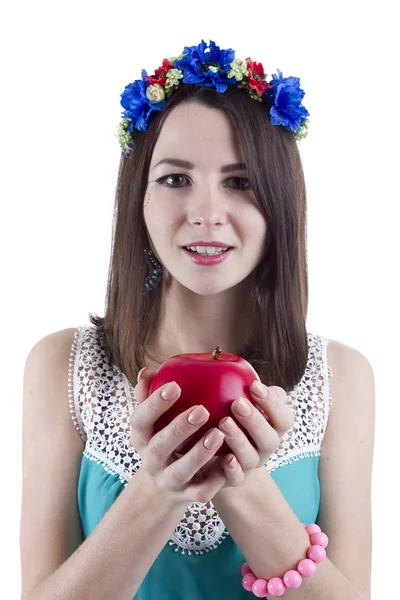 Прекрасная женщина держит яблоко — стоковое фото