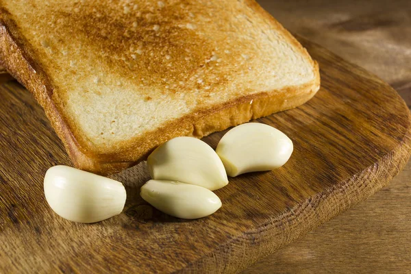 Frittiertes Brot und frische Knoblauchzehen — Stockfoto