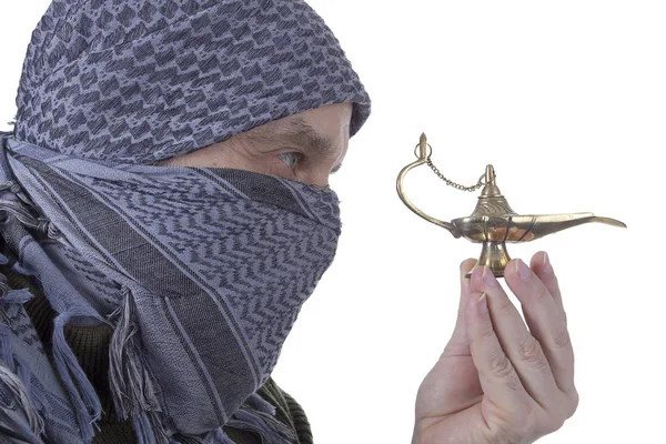 Šedivějící arabský muž s lampou — Stock fotografie
