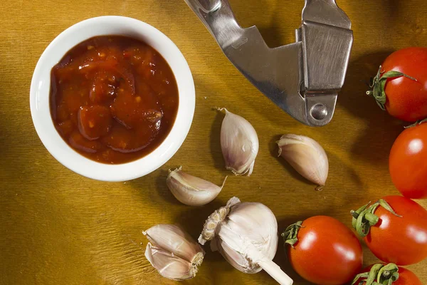 Tomato sauce with garlic — Stock Photo, Image