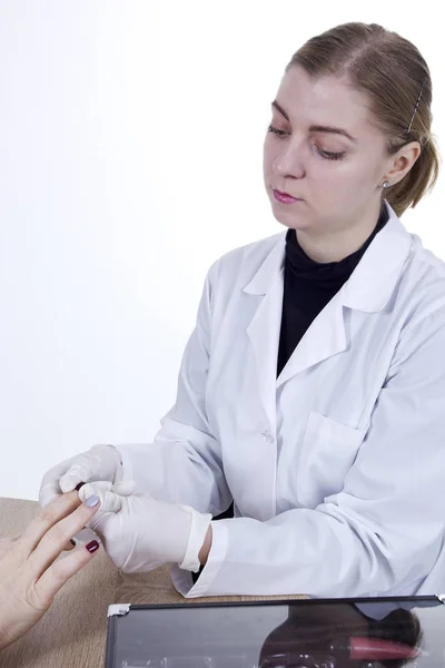 Junge Frau - Meisterin der Maniküre — Stockfoto