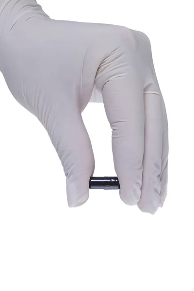 Hand i latex handske holding ett piller — Stockfoto