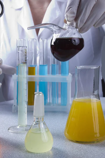 Laboratory assistant at work — Stock Photo, Image