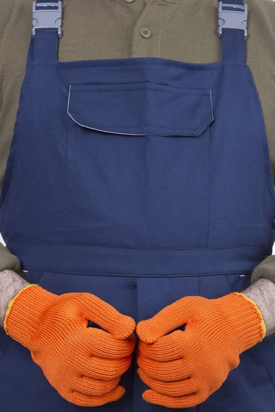 Mann in Arbeitskleidung mit Handschuhen. — Stockfoto