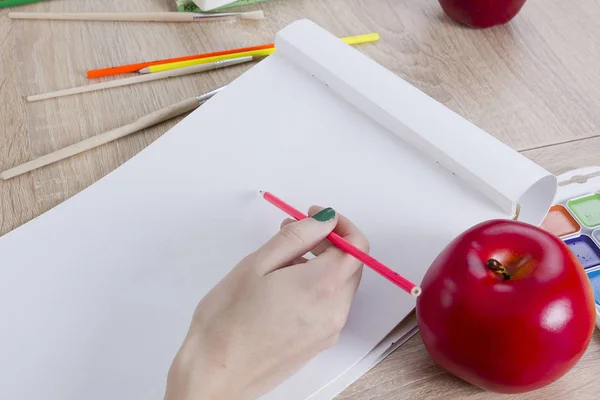 Artista va a dibujar una manzana —  Fotos de Stock