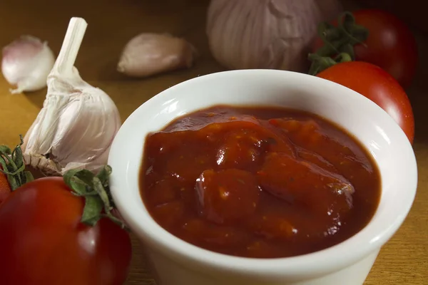 Томатный соус с чесноком — стоковое фото