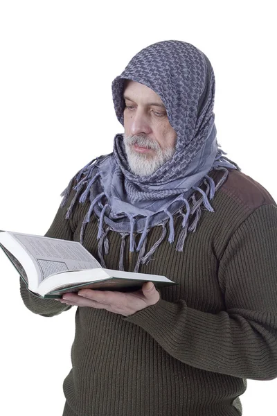 Μουσουλμανική man με το Κοράνι στα χέρια τους — Φωτογραφία Αρχείου