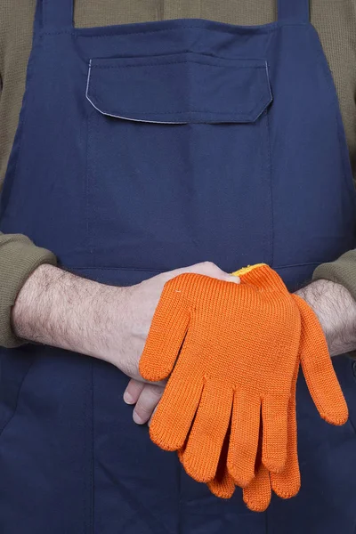 Człowiek w ubranie robocze rękawiczki. — Zdjęcie stockowe