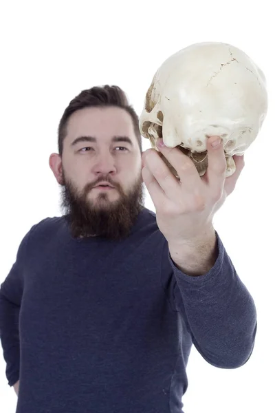 Hombre barbudo con un cráneo — Foto de Stock