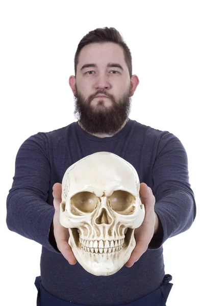 Bebaarde man met een schedel — Stockfoto