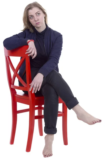Meisjes op de rode stoel — Stockfoto
