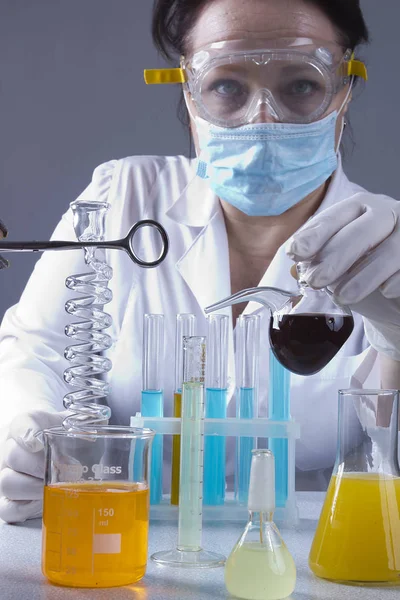 Laboratory assistant at work — Stock Photo, Image