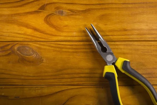 A fából készült háttér Multitool fogó — Stock Fotó