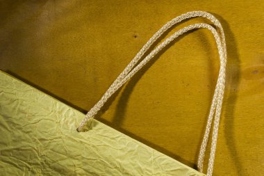 İp kolları bir kağıt çanta