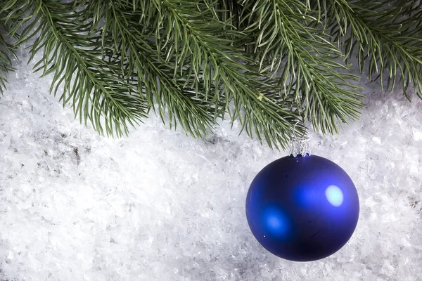 Bola de Natal e ramo de abeto — Fotografia de Stock