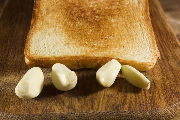 Stekt bröd och färska vitlöksklyftor — Stockfoto