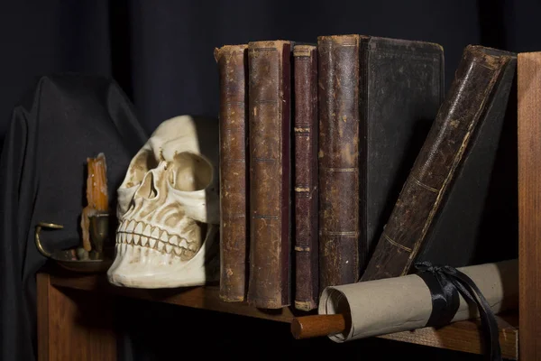 Old books and skull — Stock Photo, Image