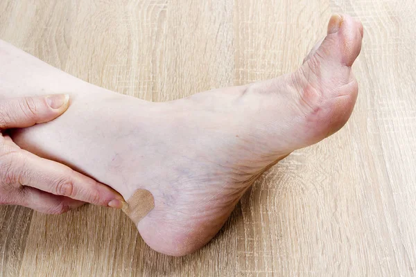 Female foot and arm — Stock Photo, Image