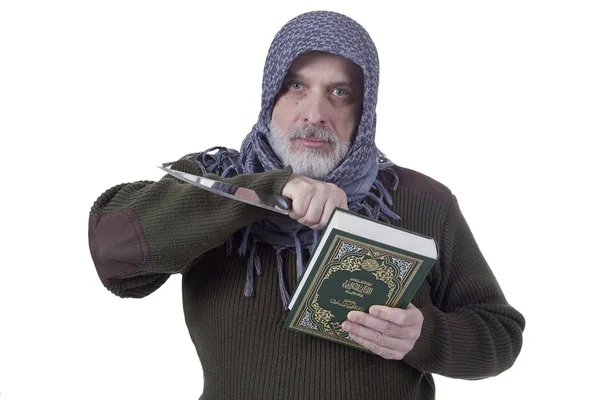 Muslimský muž s Korán a nůž — Stock fotografie