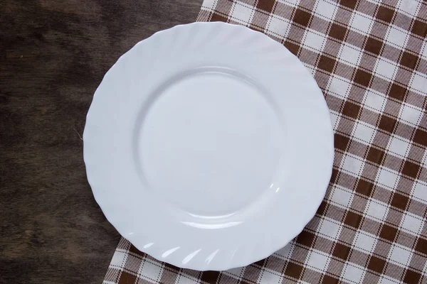 Bílý talíř na stole — Stock fotografie
