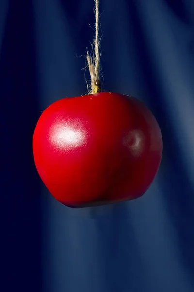 Röda mogna äpple på ett rep — Stockfoto