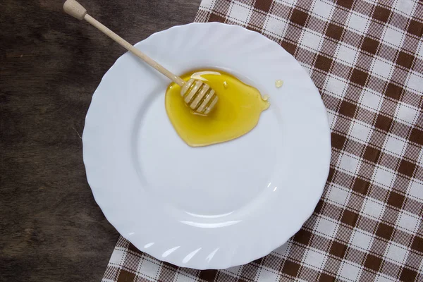 Λευκό πιάτο με μέλι — Φωτογραφία Αρχείου