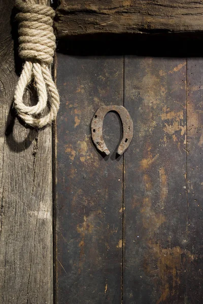 Rusty horseshoe and rope — Stock Photo, Image