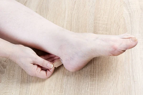 Female foot and arm — Stock Photo, Image