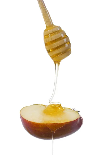 Il miele scorre giù su un pezzo di mela — Foto Stock