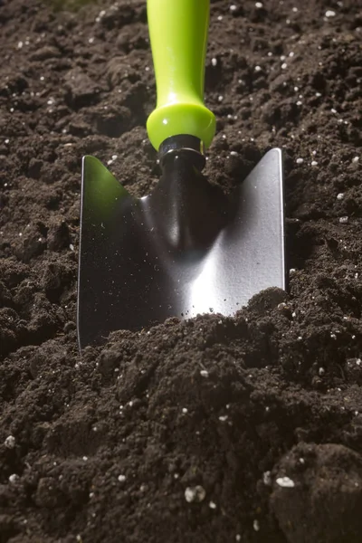 Tuingereedschap in de grond — Stockfoto