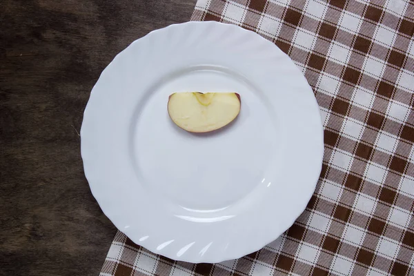 Placa blanca con una rebanada de manzana —  Fotos de Stock