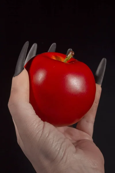 Apfel in den Händen mit Krallen — Stockfoto