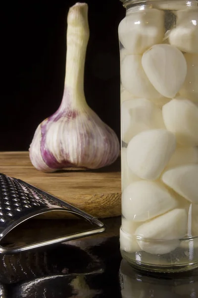 Ajo marinado y fresco con un rallador —  Fotos de Stock