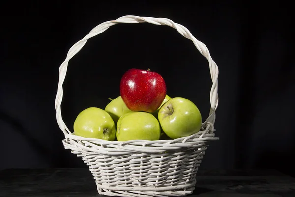 Manzanas en la cesta — Foto de Stock