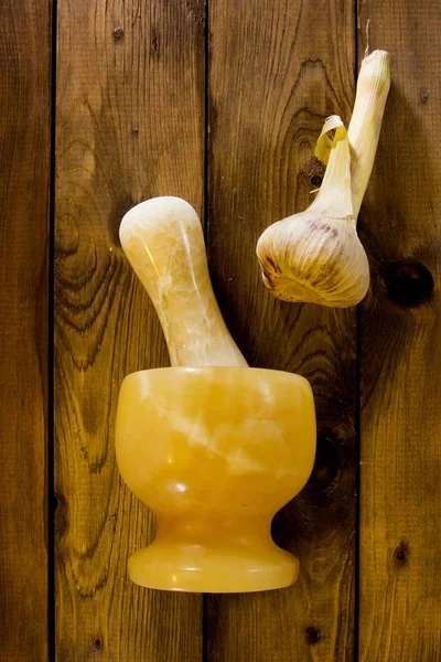 Garlic in mortar and pestle — Stock Photo, Image