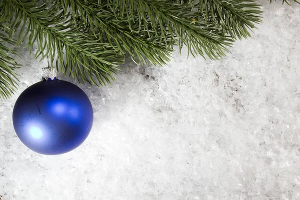 Boule de Noël et branche d'épinette — Photo