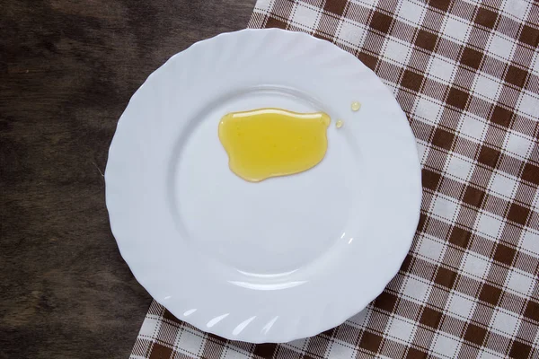 Prato branco com mel — Fotografia de Stock