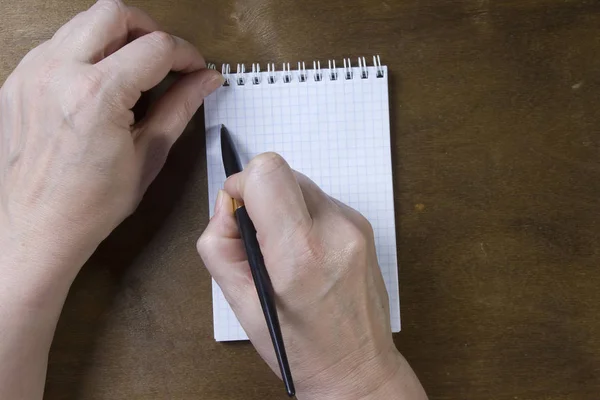 Χέρι γράφοντας σε κενό σημειωματάριο — Φωτογραφία Αρχείου