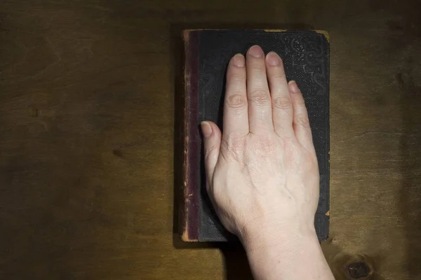 Női kéz a Biblia — Stock Fotó