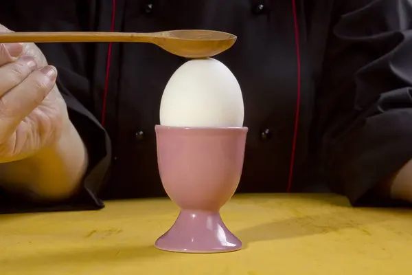 Варене яйце в тримачі — стокове фото