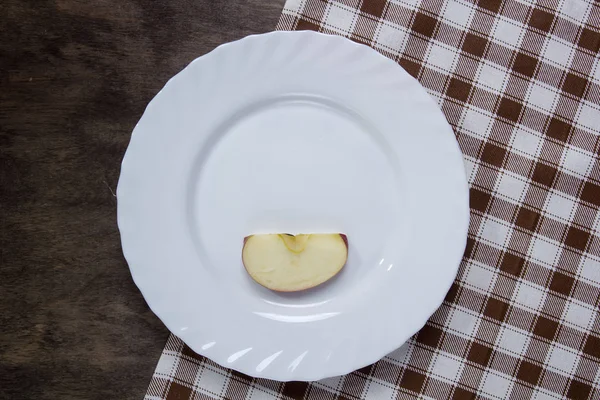 Assiette blanche avec une tranche de pomme — Photo