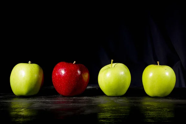 Red apple stands out — Stock Photo, Image