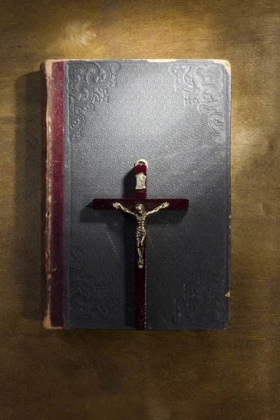 Ancient book and crucifix — Stock Photo, Image